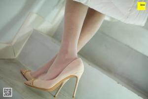 Model Wanping „Wanping White Down Jacket” Silky Feet and Beautiful Legs [Iss]