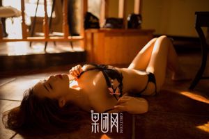 "Blond girl boldly reveals her breasts, beautiful backs, waists and hips" [Fruituan Girlt] Xiong Chuan Jixin No.004