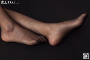 [丽 柜 LiGui] Modelo Ling Ling "Studio Shooting Black Silk High-heeled Feet" Beautiful Legs and Jade Foot Photo Photo Picture
