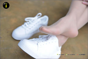 [Collection IESS Pratt & Whitney] 087 Modèle Jingjing "Mes petites chaussures blanches intéressantes (gros plan)"