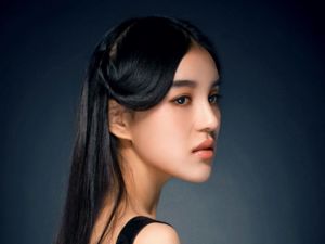 Foto studio dari model kecantikan ras campuran Shi Yiyi
