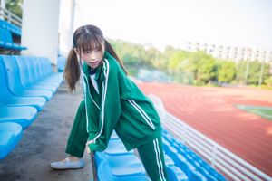 Kitaro_Kitaro「グリーンスポーツウェアの女の子」