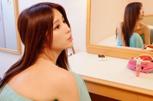 Taiwanese sister Zhang Qijun JULIE "The Goddess by the Makeup Mirror"
