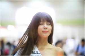 Xu Yunmei-Sexy White Denim Shorts Street Auto Show [Kecantikan Booth Korea] Gambar Foto